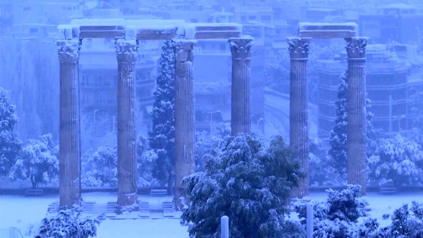Video: Přívaly sněhu ochromily Řecko, je ho nejvíc za posledních 12 let